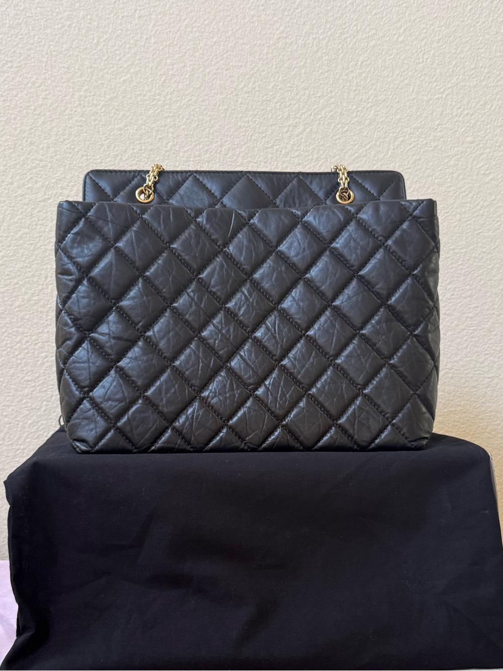 CHANEL Quilted Shoulder Bag in Black with Gold Hardware - Picture 2 of 8